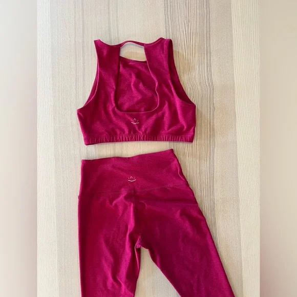 Beyond Yoga High Neck Open Back Sports Bra and Leggings SET Dragonfruit Sangria - Picture 4 of 5